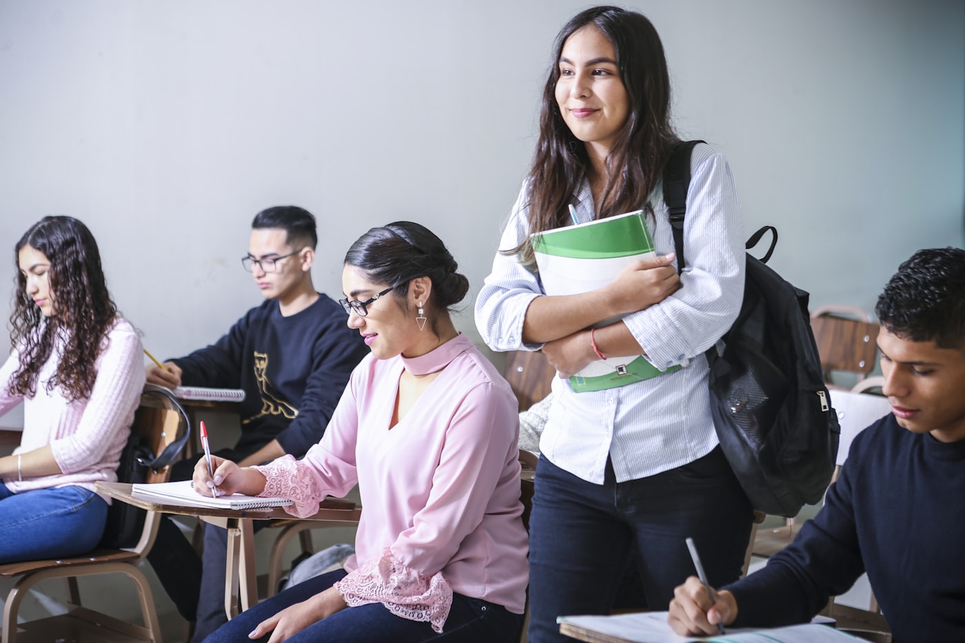 Lehrerin mit Schülern im Unterricht